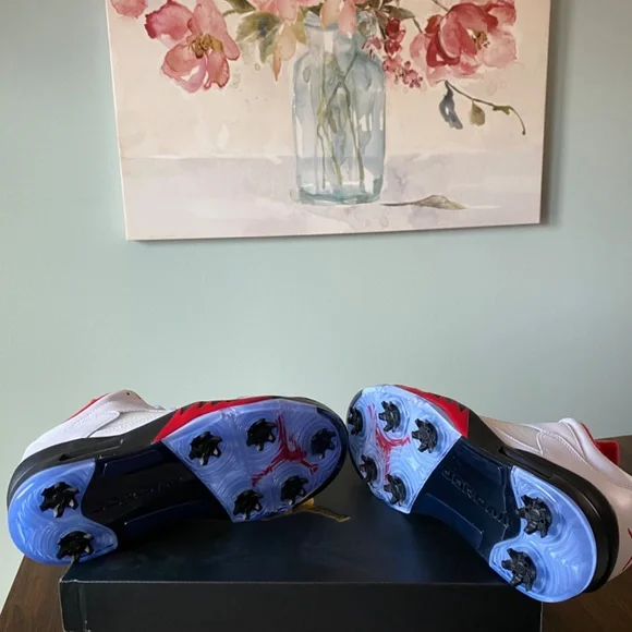 Jordan V Low Golf Shoes - Picture 2 of 8